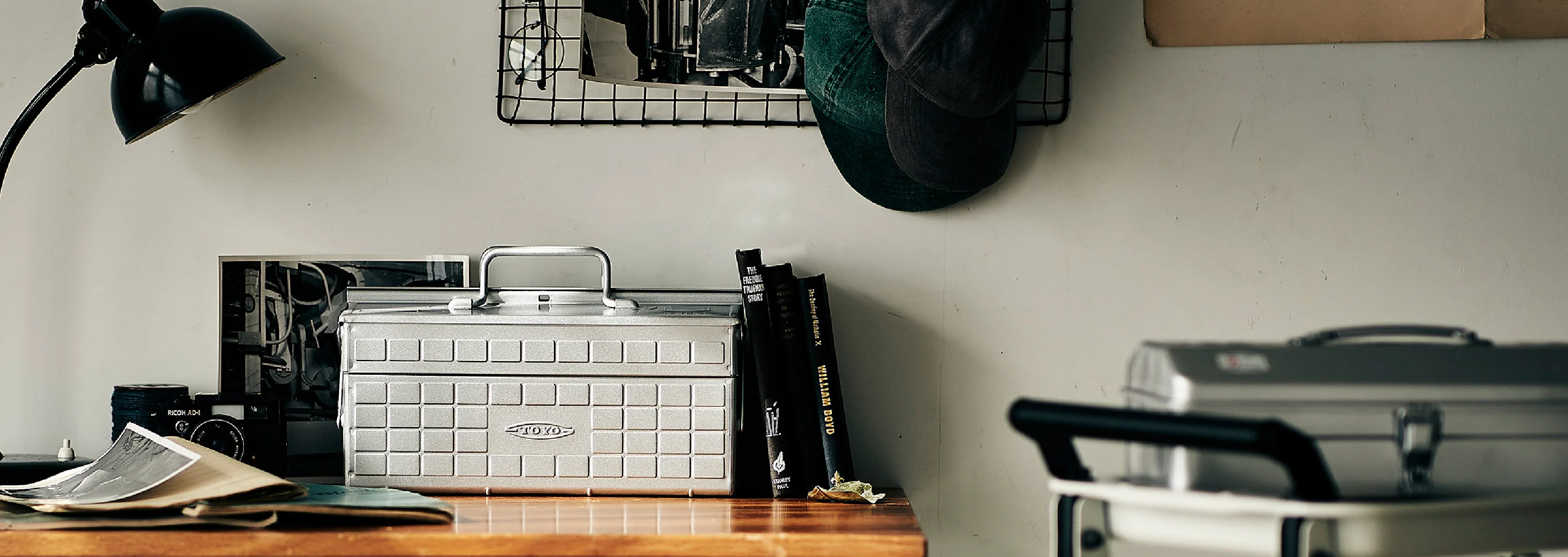 Toyo Steel japán acél szerszámosdoboz íróasztalon – minimalista ipari design, Made in Japan - Pauza